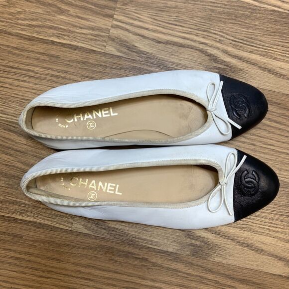Chanel CC Ballerina Ballet Flats White Black Cap Toe Calfskin Leather Size 39 - Picture 10 of 12